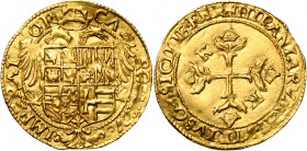 ITALIE, NAPLES, Charles Quint (1516-1554), AV scudo d''oro, s.d. D/ Grand écu à ses armes, posé sur l''aigle impériale couronnée. R/ Croix fleuronnée,...