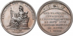 FRANCE, AE médaille, 1792, Duvivier. Nouvelle ère française. D/ Une femme casquée, assise à g., ten. un faisceau et une pique surmontée du bonnet phry...