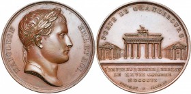 FRANCE, AE médaille, 1806, Andrieu/Jaley. Entrée de Napoléon à Berlin. D/ T. l. à d. R/ Vue de la Porte de Brandebourg et des Propylées à Berlin. Bram...