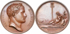 FRANCE, AE médaille, 1807, Andrieu/Brenet. L''armée française sur la Vistule. D/ T. l. de Napoléon Ier à d. R/ La Vistule allongée à g., ten. un gouve...