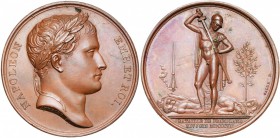 FRANCE, AE médaille, 1807, Andrieu/Galle. Bataille de Friedland. D/ T. l. de Napoléon Ier à d. R/ L''empereur, tel un héros grec, deb. sur le champ de...