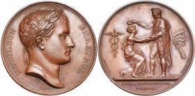 FRANCE, AE médaille, 1807, Andrieu. Indépendance de Dantzig. D/ T. l. de Napoléon Ier à d. R/ L''empereur relevant la ville de Dantzig agenouillée dev...