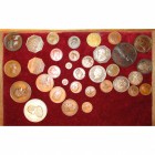 FRANCE, lot de 34 médailles et jetons, dont: an 9, Ponts de fer sur la Seine; 1803, Chambre de commerce de Paris; 1805, Tombeau de Desaix (3); 1811, E...