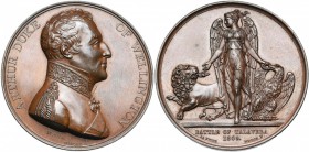 GRANDE-BRETAGNE, AE médaille, 1809, Mills/Lafitte. Victoire britannique à la bataille de Talavera. D/ B. du duc de Wellington à d., en uniforme. R/ La...