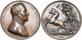 GRANDE-BRETAGNE, AE médaille, 1813, Mills/Lefevre. Victoire de Wellington à la bataille de Vitoria. D/ B. à d., en uniforme. R/ Bellone menant son big...