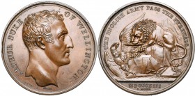 GRANDE-BRETAGNE, AE médaille, 1813, Brenet. Franchissement des Pyrénées par l''armée britannique. D/ T. de Wellington à d. R/ Le lion anglais sur un r...