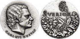 SUEDE, AR médaille, 1976. Société suédoise de numismatique. D/ T. de Carl XVI Gustaf à d. R/ SVERIGE sur un parterre de fleurs. 94,90g Titre 0,925. Ec...