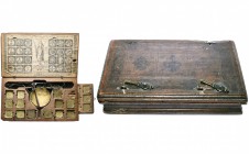 PAYS-BAS MERIDIONAUX, boîte de changeur de P. Huybrechts à Anvers, 1648, avec trébuchet, tiroir et 32 poids portant les initiales P.H. et la date 1667...