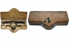 PAYS-BAS MERIDIONAUX, boîte de changeur de P. van Dunwalt à Anvers, 1697, avec trébuchet, compartiment à fractions et 5 poids dépareillés. Poids manqu...