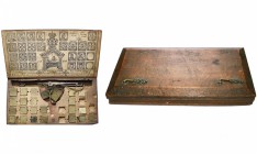 PAYS-BAS MERIDIONAUX, boîte de changeur de J.F. Wolschot à Anvers, 1744, avec trébuchet, compartiment à fractions et 24 poids dépareillés, portant pou...
