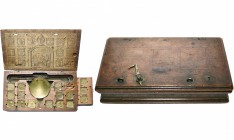 PAYS-BAS SEPTENTRIONAUX, boîte de changeur de G. Geens à Amsterdam, 1618, avec trébuchet, tiroir et 32 poids portant les initiales G.G. et la date 165...