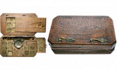 ALLEMAGNE, boîte de changeur de J. Reidt à Cologne, 1652, avec trébuchet, tiroir et compartiment dans le couvercle, contenant 39 poids. 1 poids manqua...