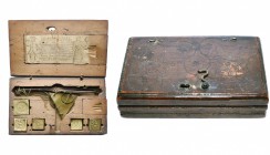 ALLEMAGNE, boîte de changeur de J. Kirch à Cologne, vers 1700, avec trébuchet et compartiment dans le couvercle, contenant 13 poids. Vignette complète...