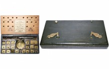 ALLEMAGNE, boîte de changeur de J.P. Aeckersberg à Barmen, vers 1780, avec trébuchet, compartiment à fractions et 18 poids. Vignette complète. 180 x 8...