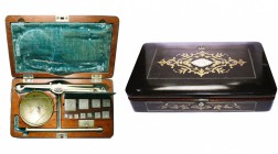 boîte de pesée de bijoutier, 19e s., avec trébuchet et 11 poids en carats. Boîte en bois laqué avec intérieur en velours et décor incrusté. 215 x 124 ...