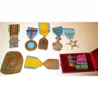 CONGO BELGE, lot de 10 décorations: groupe de 3 miniatures montées sur une barrette avec épingle (chevalier militaire de l’Ordre de Léopold, chevalier...