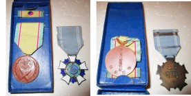 COREE DU SUD, lot de 2 décorations: Ordre du Mérite militaire, 4e classe (Chungmu), 1er modèle en argent et émail (1950-1963), avec n° 10353 gravé au ...