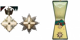 ITALIE, Ordre du Mérite de la République, créé en 1951. Ensemble de grand-croix (bijou, écharpe et plaque) en vermeil et argent. Ecrin Johnson à Milan...