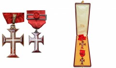 PORTUGAL, Ordre militaire du Christ. Croix de commandeur, avec ruban (émail rouge restauré). Vendue avec une petite croix d''officier. Ecrin Costa à L...