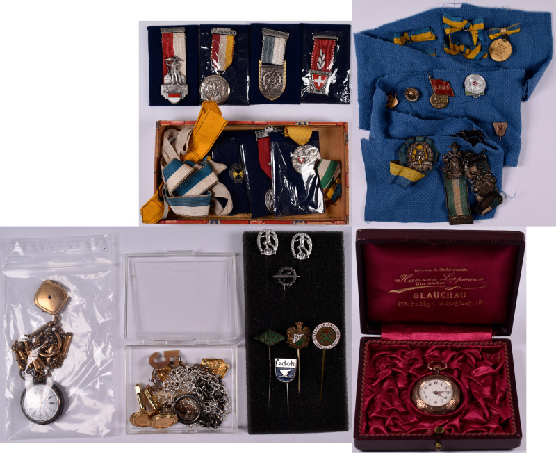 Schmuck: Schachtel mit 2 kleinen Taschenuhren, 2 Manschettenknöpfen auf Gold mit...