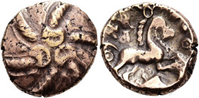 ENGLAND. CATUVELLAUNI. Addedomaros, ca. 40 - 30 v. Chr. El-Stater ø 18mm (5.56g). Vs.: Kranzspirale mit drei Halbmonden im Zentrum. Rs.: Pferd im Galo...