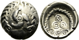 DEUTSCHLAND. HESSEN UND RHEINLAND. Nordgruppe. Stater ø 18mm (5.85g). 50 - 25 v. Chr. Vs.: Triskeles mit Blattkranz, dessen zwei Enden jeweils mit ein...