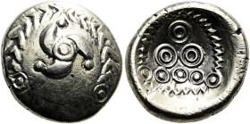 DEUTSCHLAND. HESSEN UND RHEINLAND. Nordgruppe. Stater ø 19mm (5.04g). 50 - 25 v. Chr. Vs.: Triskeles mit Blattkranz, dessen zwei Enden jeweils mit ein...