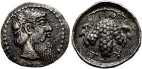 SIZILIEN. NAXOS. Litra ø 12mm (0.83g). Kurz nach 461 v. Chr. Vs.: Kopf des bärtigen Dionysos mit Efeukranz n. r. Rs.: N-A-X-I, Weintraube mit rankende...