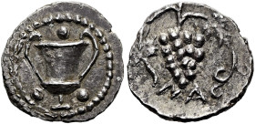 SIZILIEN. NAXOS. Tetras ø 8mm (0.32g). Um 415 v. Chr. Vs.: Kantharos in Perlkreis, in den Feldern drei Punkte. Rs.: Weintraube mit Ranken, darunter NA...