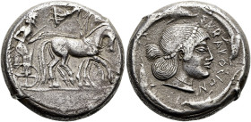 SIZILIEN. SYRAKUS. Herrschaft der Deinomeniden, 485 - 466 v. Chr. Tetradrachme ø 24mm (17.03g). 475 - 470 v. Chr. Vs.: Wagenlenker ein Viergespann n. ...