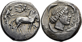 SIZILIEN. SYRAKUS. 2. Republik, 466 - 405 v. Chr. Tetradrachme ø 25mm (16.86g). ca. 450 v. Chr. Vs.: Wagenlenker führt eine Biga n. r., die von Nike b...