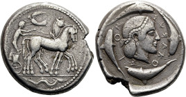 SIZILIEN. SYRAKUS. 2. Republik, 466 - 405 v. Chr. Tetradrachme ø 24mm (17.08g). 465 - 450 v. Chr. Vs.: Wagenlenker führt ein Viergespann n. r. u. wird...