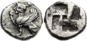 THRAKISCHE INSELN. SAMOTHRAKE. Trihemiobol ø 10mm (1.07g). 500 - 475 v. Chr. Vs.: Sphinx mit erhobener r. Vordertatze n. l. sitzend. Rs.: Windmühlenfö...