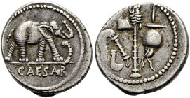RÖMISCHE REPUBLIK NACH 211 V. CHR. C. Iulius Caesar, 49 - 48 v. Chr. Denar ø 18mm (3.76g). Mzst.in Gallia Narbonensis oder Hispania Citerior. Vs.: CAE...