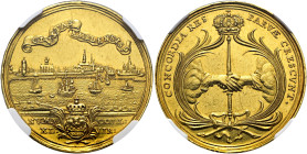 EMDEN, Stadt. Goldmedaille (zu 2 1/2 Dukaten (8.71g). 1739, unsigniert. Sogenannte Goldene Vierziger-Medaille. Stadtansicht mit Hafen, oben Schriftban...