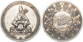 PASSAU, Bistum. Sedisvakanz, 1761. Silbermedaille (43.81g). 1761, von J. Chr. Busch und J.L. Oexlein. Der Stiftsheilige St. Stephanus als Bischof von ...
