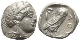 Attika. Athen.

 Tetradrachme (Silber). Ca. 454 - 404 v. Chr.
Vs: Kopf der Athena mit ölzweiggeschmücktem attischem Helm, Ohranhänger und Halskette...