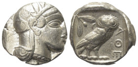 Attika. Athen.

 Tetradrachme (Silber). Ca. 454 - 404 v. Chr.
Vs: Kopf der Athena mit ölzweiggeschmücktem attischem Helm, Ohranhänger und Halskette...