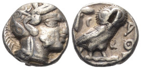 Attika. Athen.

 Tetradrachme (Silber). Ca. 454 - 404 v. Chr.
Vs: Kopf der Athena mit ölzweiggeschmücktem attischem Helm, Ohranhänger und Halskette...