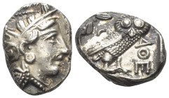 Attika. Athen.

 Tetradrachme (Silber). Ca. 353 - 294 v. Chr.
Vs: Kopf der Athena mit ölzweiggeschmücktem attischem Helm, Ohranhänger und Halskette...