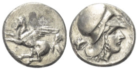 Korinthia. Korinth.

 Stater (Silber). Ca. 375 - 300 v. Chr.
Vs: Pegasos nach links fliegend, darunter Koppa.
Rs: Kopf der Athena mit korinthische...