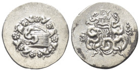 Mysien. Pergamon.

 Cistophor (Silber). Ca. 166 - 67 v. Chr.
Vs: Cista mystica mit halb geöffnetem Deckel, aus der sich eine Schlange herauswindet;...