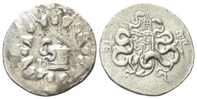 Mysien. Pergamon.

 Cistophor (Silber). Ca. 166 - 67 v. Chr.
Vs: Cista mystica mit halb geöffnetem Deckel, aus der sich eine Schlange herauswindet;...