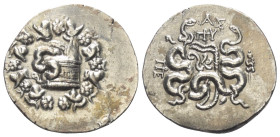 Mysien. Pergamon.

 Cistophor (Silber). Ca. 92 - 88 v. Chr.
Vs: Cista mystica mit halb geöffnetem Deckel, aus der sich eine Schlange herauswindet; ...