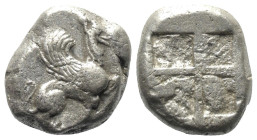 Ionien. Teos.

 Stater (Silber). Ca. 500 - 450 v. Chr.
Vs: Greif nach rechts sitzend.
Rs: Viergeteiltes Quadratum incusum.

19 mm. 11,55 g. 

...