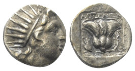 Inseln vor Karien. Rhodos.

 Drachme (Silber). Ca. 170 - 150 v. Chr.
Vs: Kopf des Helios mit Strahlenkrone rechts.
Rs: P - O. Rose mit Knospe auf ...