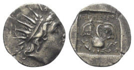 Inseln vor Karien. Rhodos.

 Drachme (Silber). Ca. 88 - 85 v. Chr.
Vs: Kopf des Helios mit Strahlenkrone rechts.
Rs: P - O. Rose mit Knospe auf de...