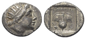 Inseln vor Karien. Rhodos.

 Drachme (Silber). Ca. 88 - 85 v. Chr.
Vs: Kopf des Helios mit Strahlenkrone rechts.
Rs: P - O. Rose mit Knospe auf de...