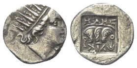 Inseln vor Karien. Rhodos.

 Drachme (Silber). Ca. 88 - 85 v. Chr.
Vs: Kopf des Helios mit Strahlenkrone rechts.
Rs: P - O. Rose mit Knospe auf de...