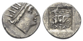 Inseln vor Karien. Rhodos.

 Drachme (Silber). Ca. 88 - 85 v. Chr.
Vs: Kopf des Helios mit Strahlenkrone rechts.
Rs: P - O. Rose mit Knospe auf de...